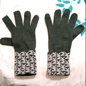 Michael Kors Black and White knit gloves